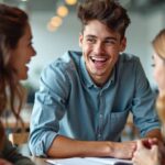 Jovem aprendiz em ambiente profissional, sorrindo e aprendendo.