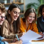 Grupo diverso de jovens aprendizes em ambiente colaborativo.